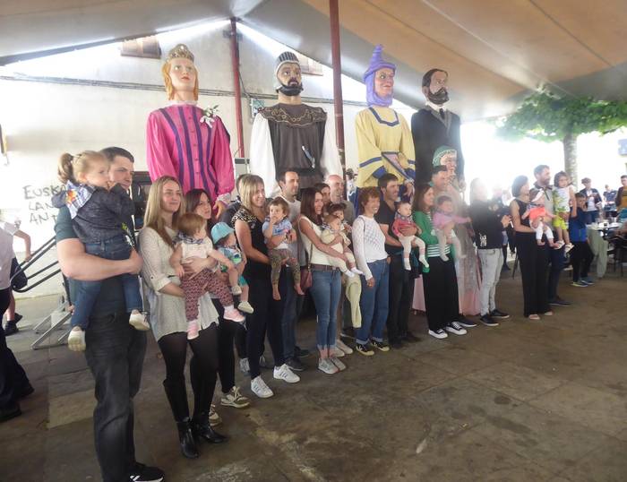 Uharten festak prestatzen hasi dira