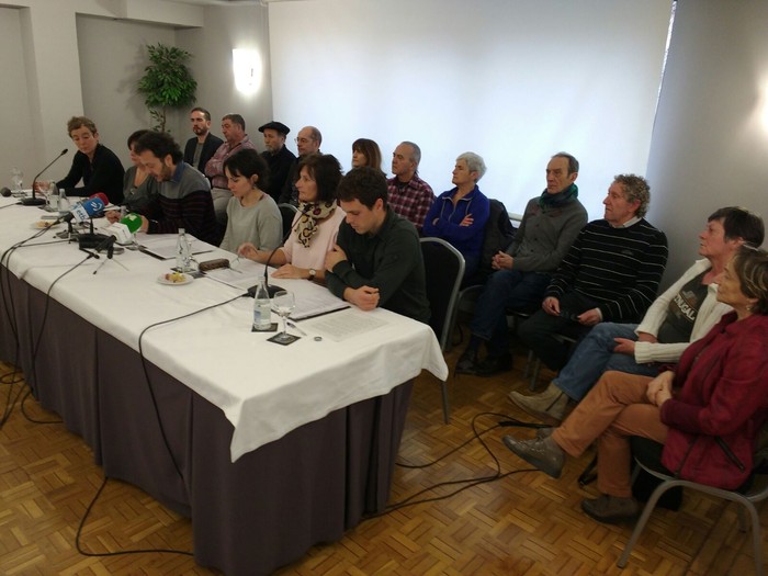 Auzipetuen gurasoen manifestua atxikimenduak jasotzen hasi da