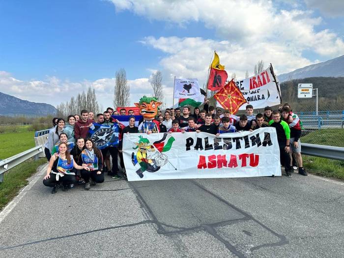 "Garrantzitsua delako parte hartzea eta euskara laguntzea"