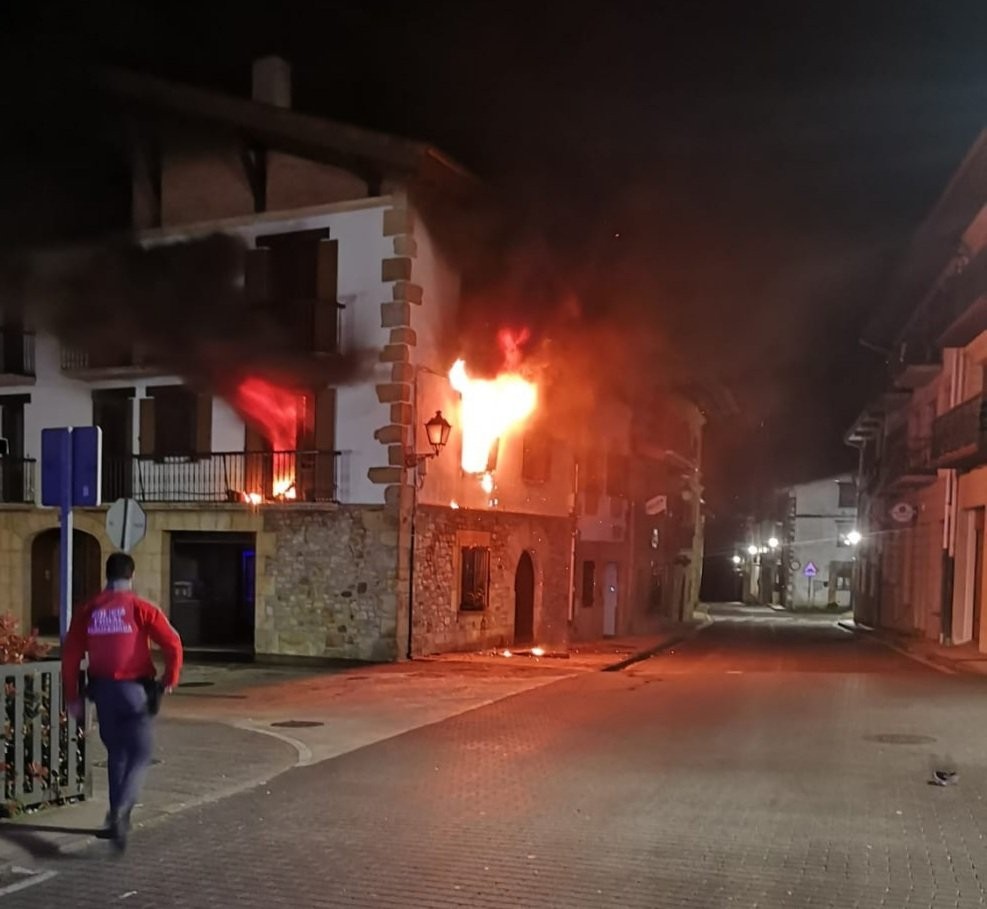 Etxe batean sua piztu da