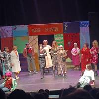 Irurtzungo antzerki taldea, plazan