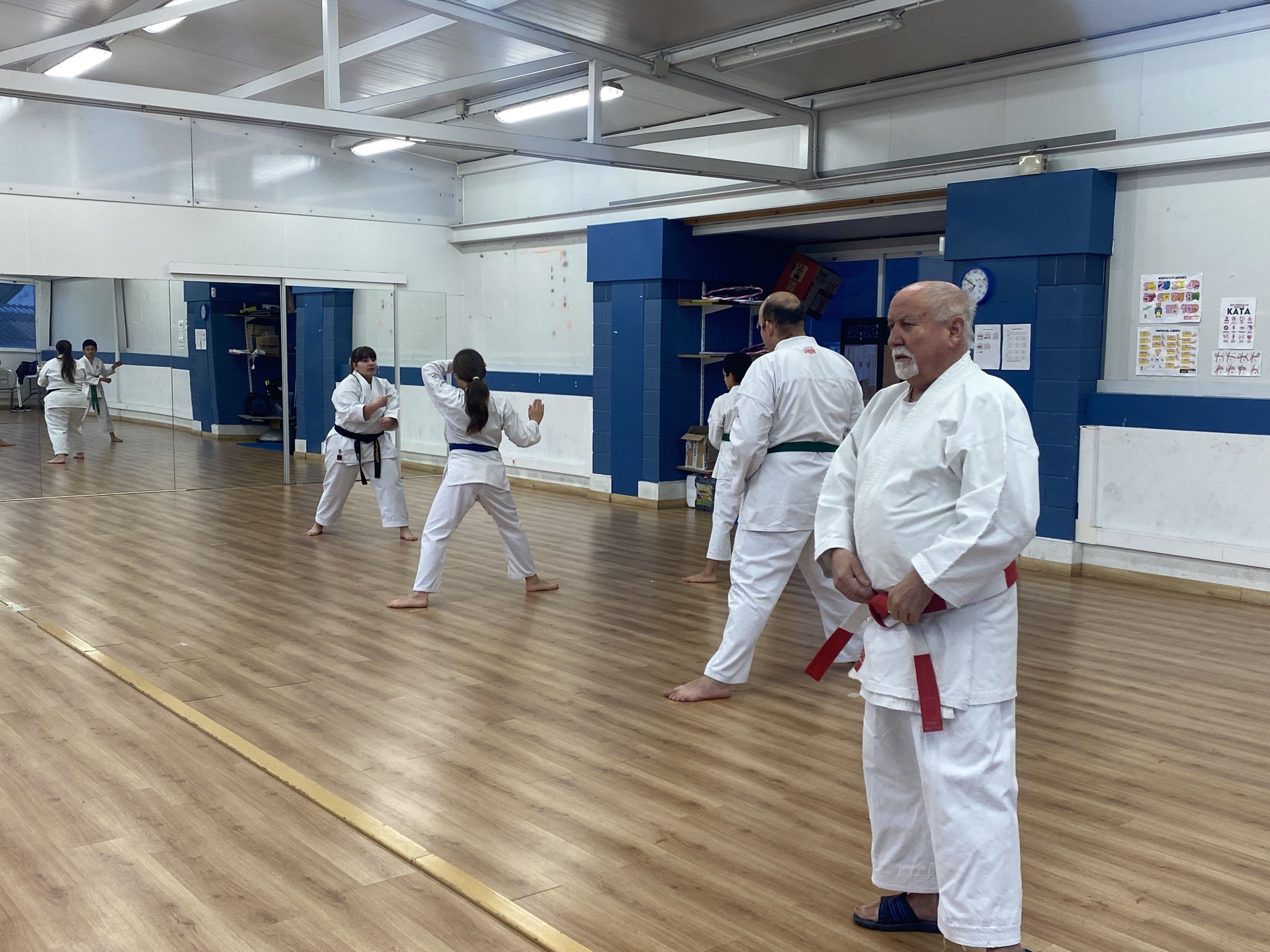 "Karate kluba esku oso onetan utzi dut"