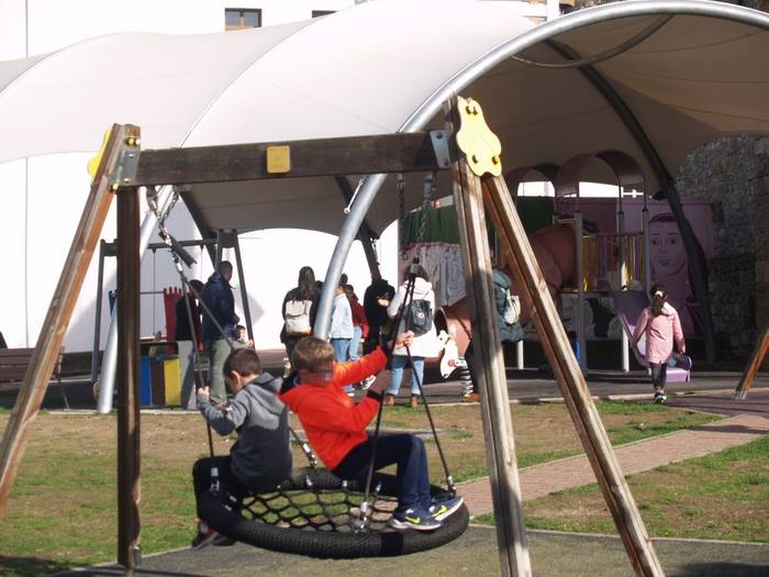 Gurasoak bidea euskaraz egitera gonbidatu dituzte