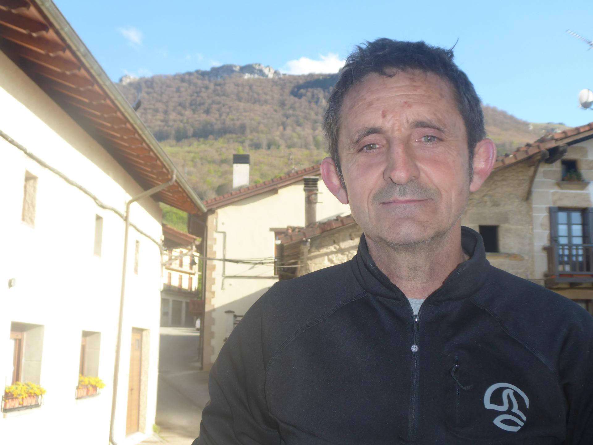 "Urtero pixka bat urrutiago joaten gara pagoa moztera"