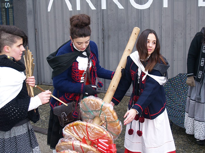 Kintoz bete dira kaleak - 33