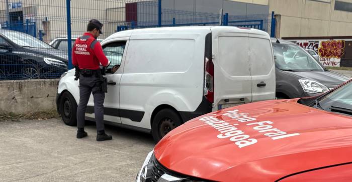 Hiru zigor autobian zebilen gidariari