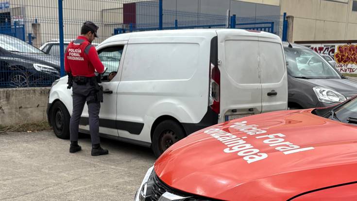 Hiru zigor autobian zebilen gidariari