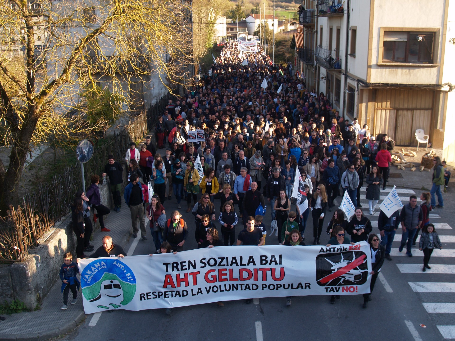 Gasteizko AHTren kontrako manifestaziora autobusak antolatu dituzte