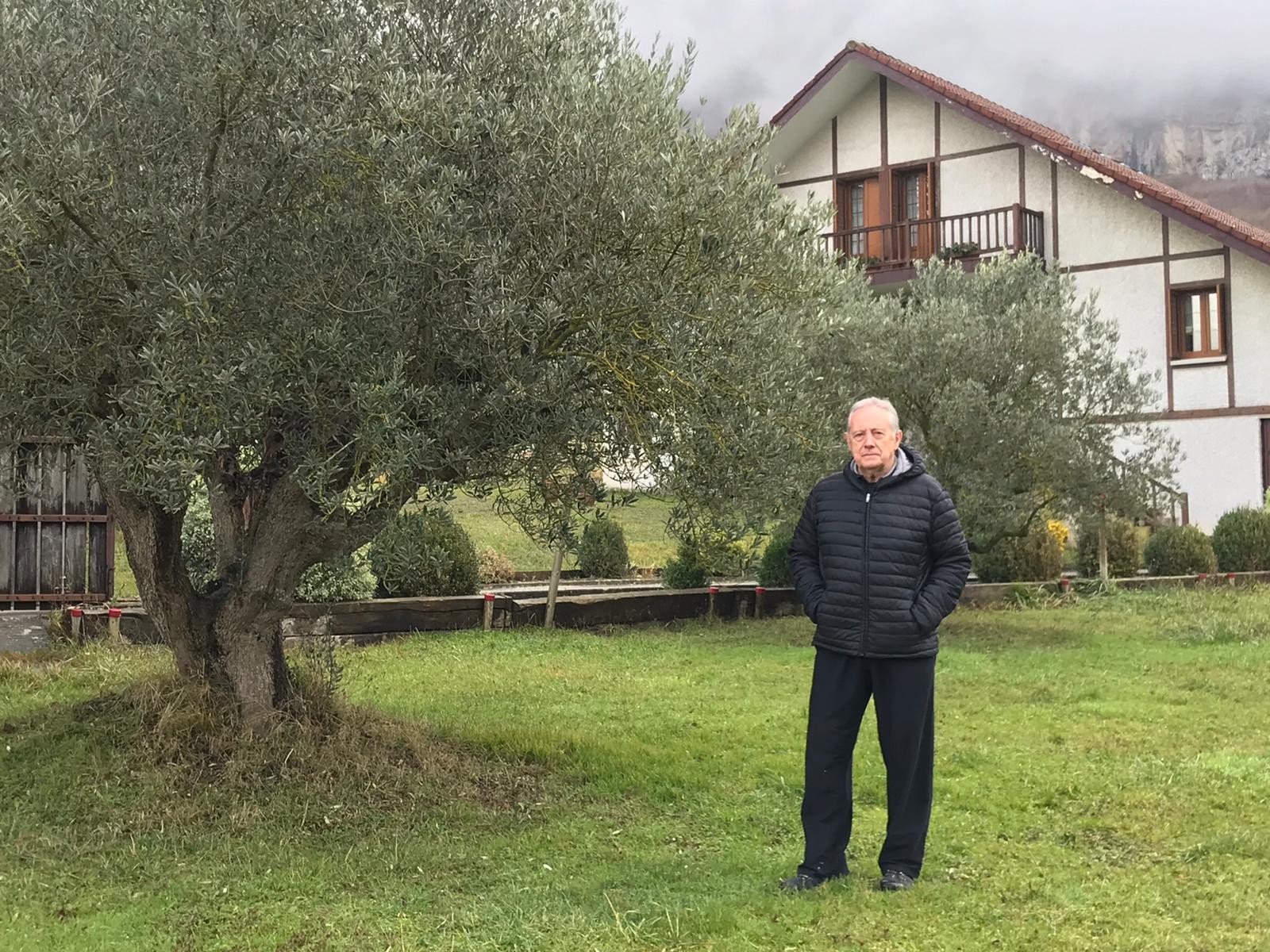 "Niretako lorategian izateko zuhaitz aproposena da"