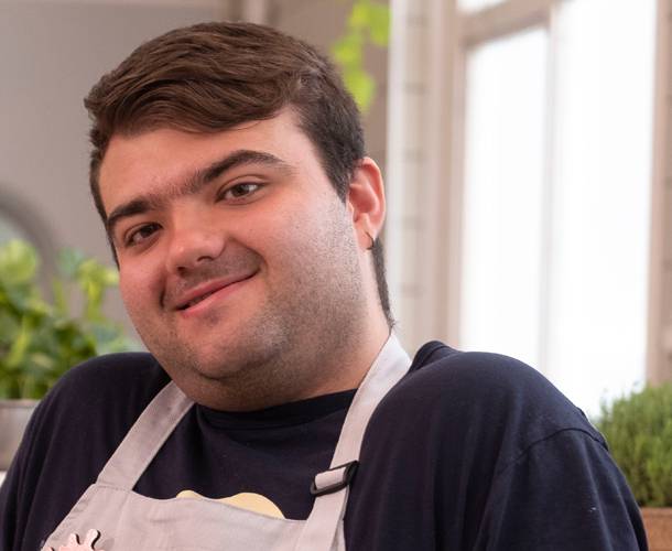 Alex kamera aurrean sukaldaritza trebakuntza jasotzen