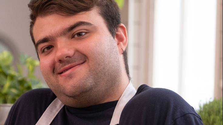 Alex kamera aurrean sukaldaritza trebakuntza jasotzen