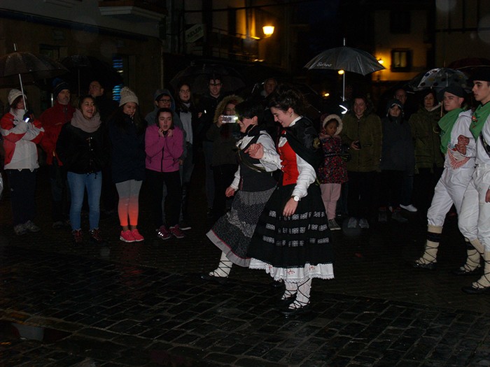 Kintoak zortzikoa dantzatzen - 5