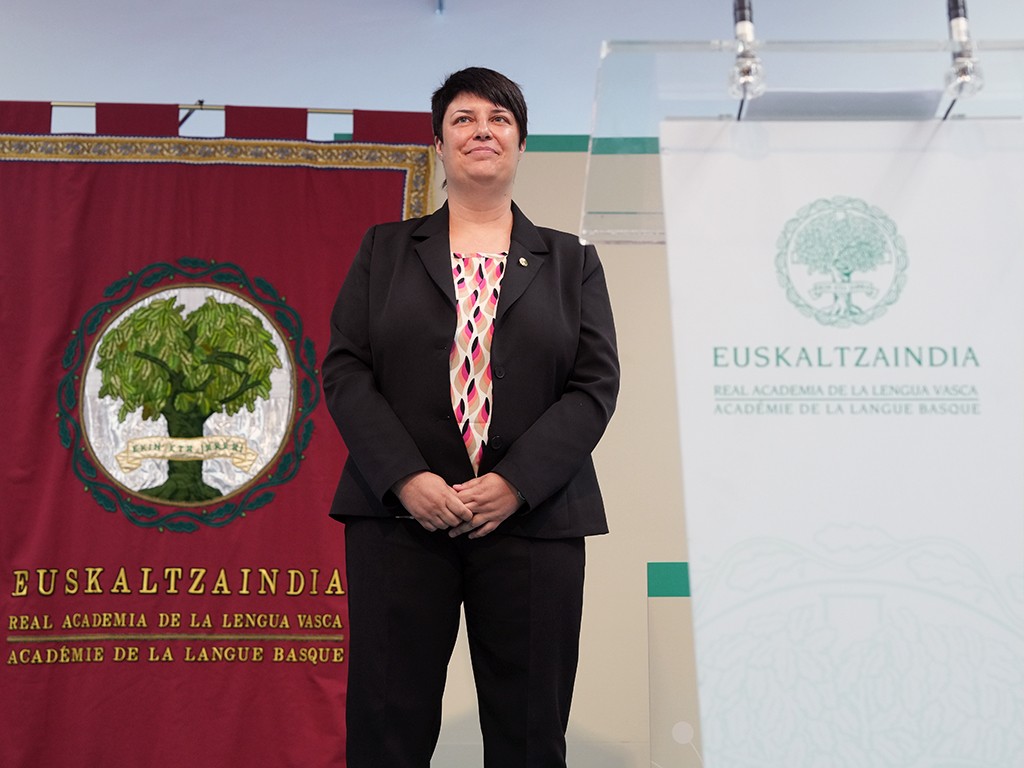 "Ulertzen dut poesia badela gogoeta egiteko genero bat"