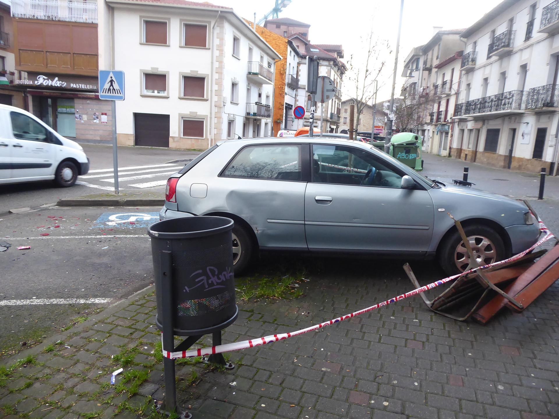 Talkaren ondorioz aparkatutako autoa espaloira