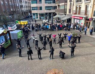 Hamargarren urteurrenean dantza kalera atera zuten