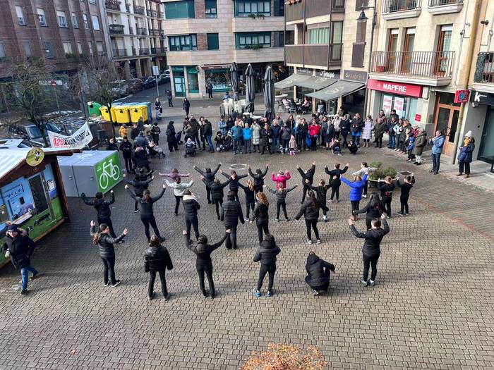 Hamargarren urteurrenean dantza kalera atera zuten