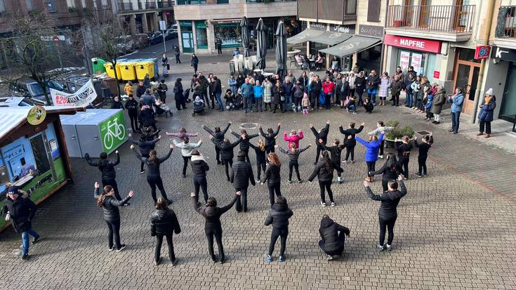 Hamargarren urteurrenean dantza kalera atera zuten