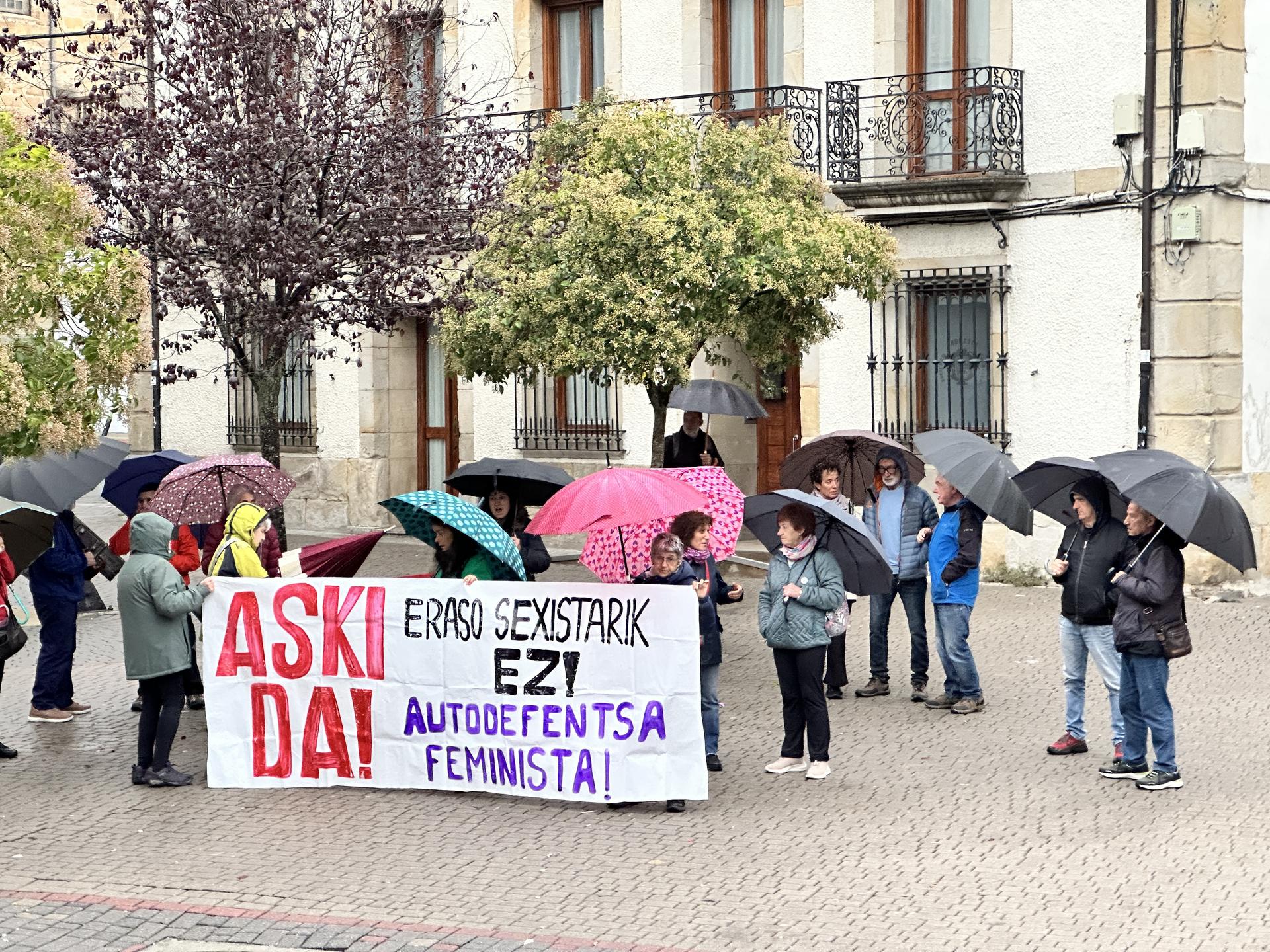 Mugimendu feministak Angeluko emakumearen heriotza salatu du