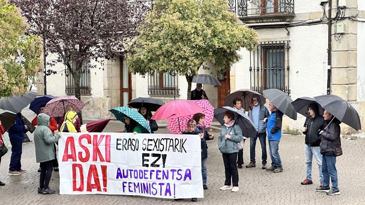 Mugimendu feministak Angeluko emakumearen heriotza salatu du