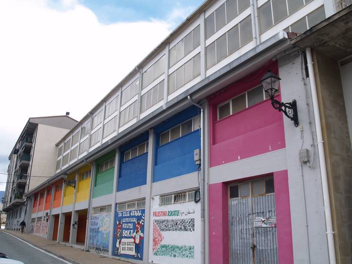 Etxarriko frontoiko teilatua konpontzeko lanak eman nahi ditu udalak