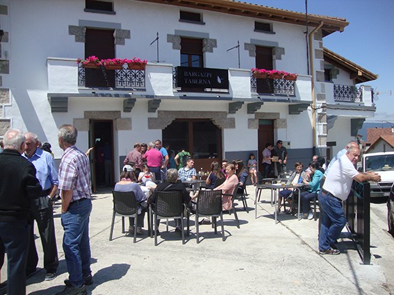 Herriaren taberna zabalik dago