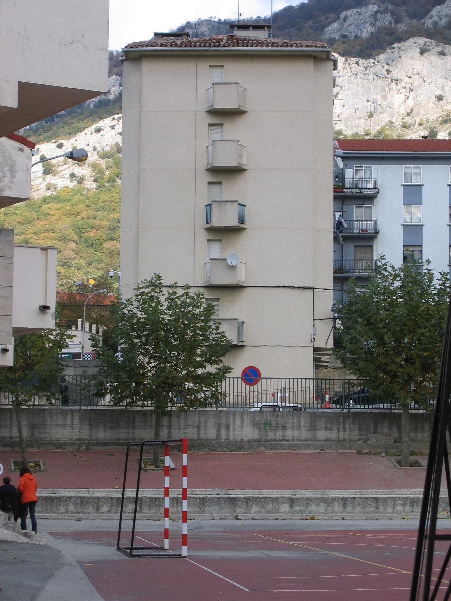 Espazio faltaren kontra eraikin berria eskolan