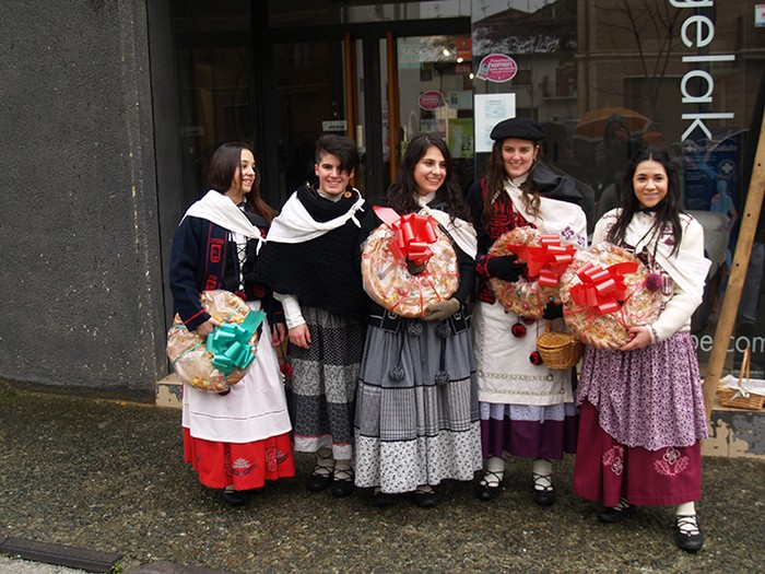 Kintoz bete dira kaleak - 32