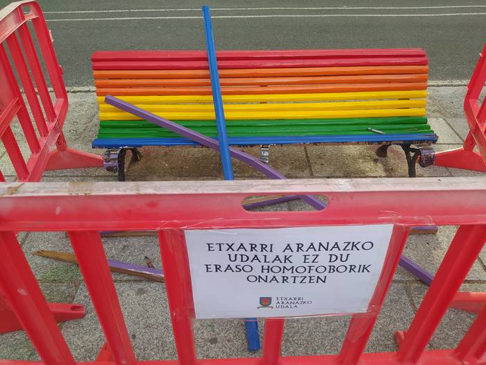 Ostrilleka kolorez margotutako bankuaren kontra egin dute