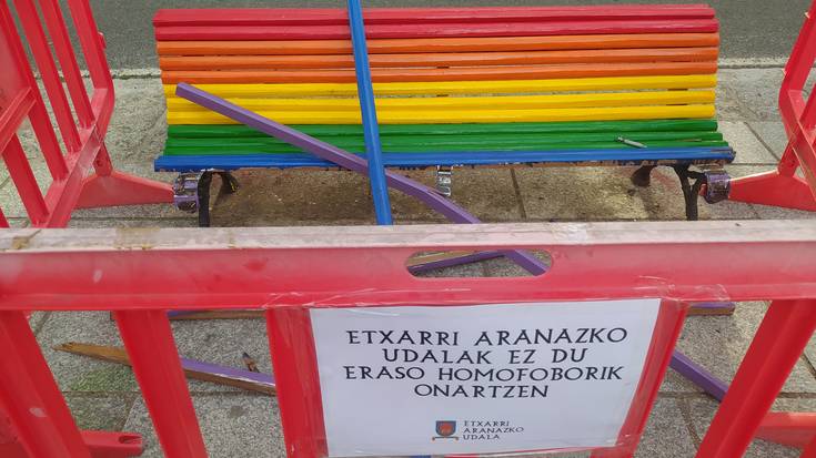 Ostrilleka kolorez margotutako bankuaren kontra egin dute
