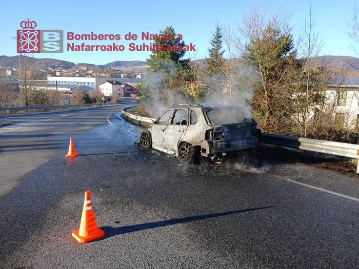 Ibilgailu batek su hartu zuen