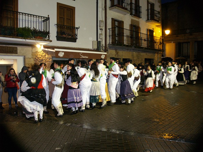 Kintoak zortzikoa dantzatzen - 8