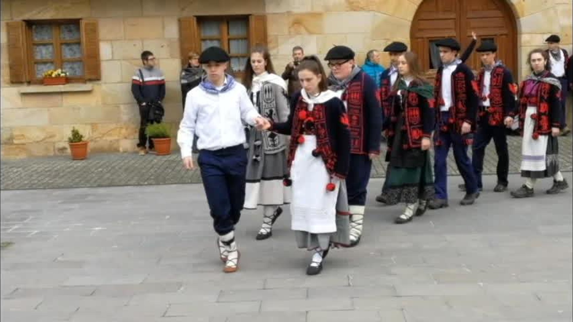 Kintoak Urdiaingo zortzikoa dantzatzen