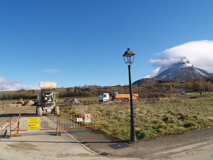 Enpresek Arbizuko eskolako lanak utzi nahi izan zituzten
