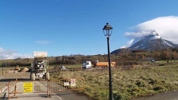 Enpresek Arbizuko eskolako lanak utzi nahi izan zituzten