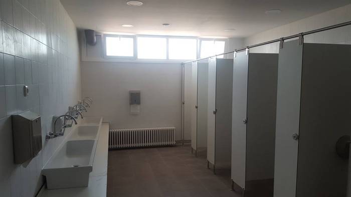 Eskolako komunak berritzeko lanak erabat despedituta