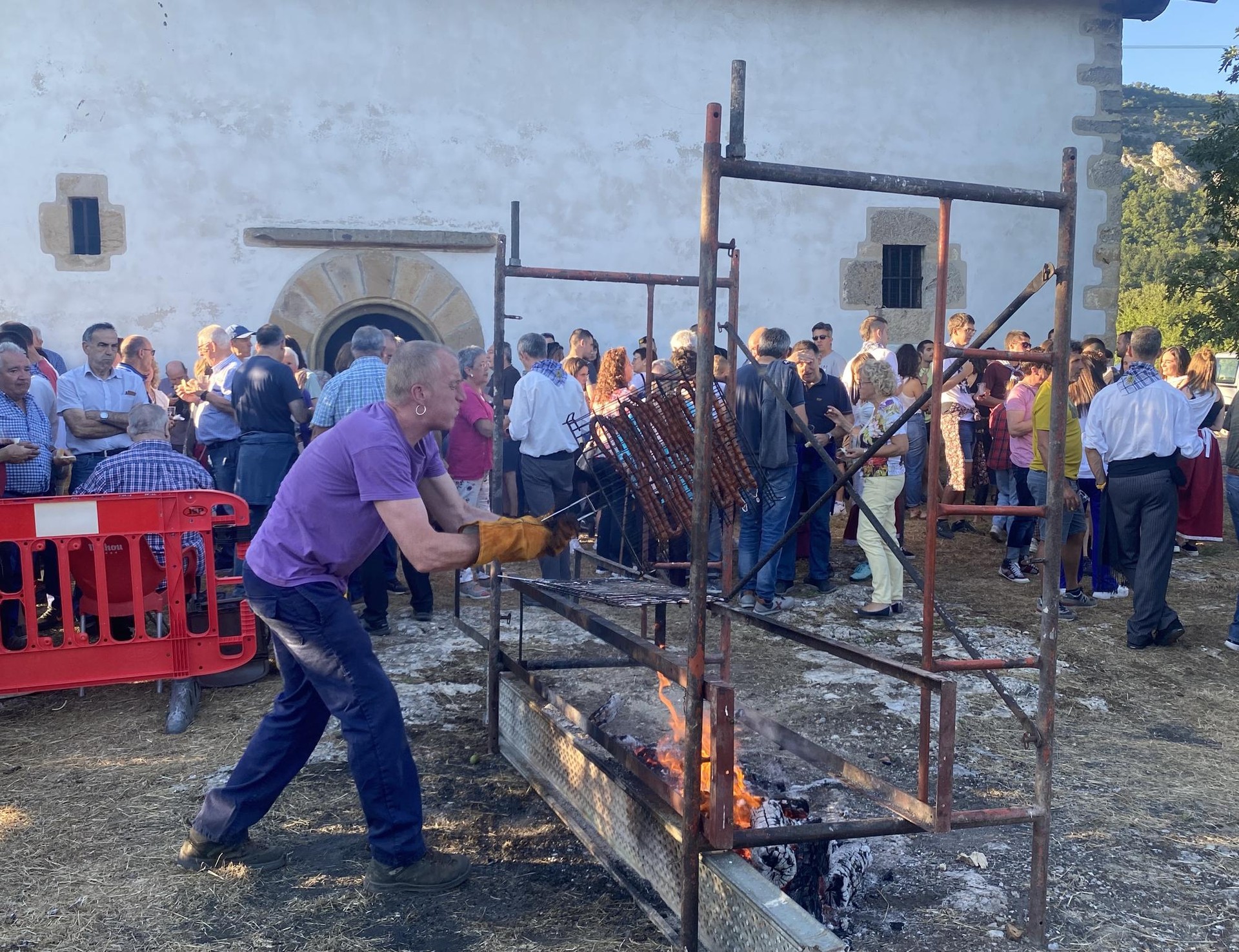 "Festetako San Pedro ermitako merenduan urdaia da gogotsuen dastatzen dena"