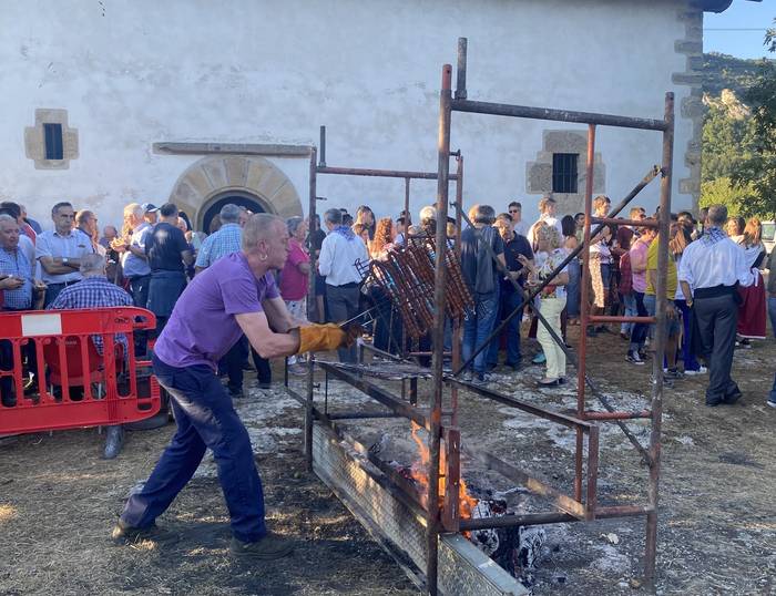 "Festetako San Pedro ermitako merenduan urdaia da gogotsuen dastatzen dena"