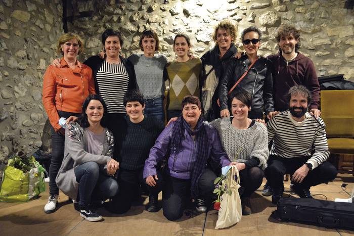 'Tabuen kutxatik oholtzara' bertso saio solidario musikatua, Etxarri Aranatzen