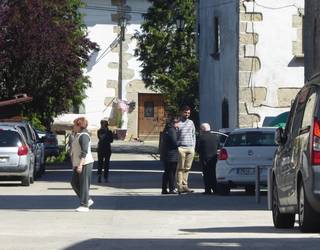 Hamar lan laguntzen zain