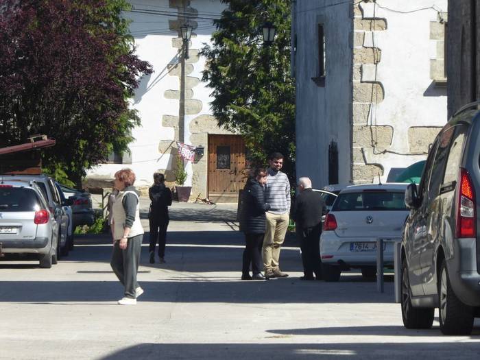 Hamar lan laguntzen zain