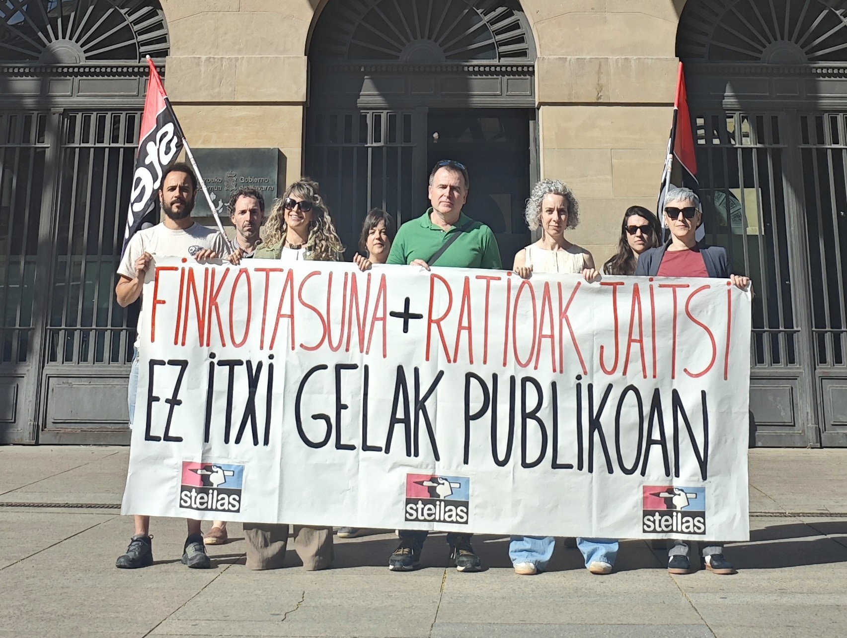 Uharteko eta Arbizuko eskoletan gelak ixteko arriskua dagoela esan du STEILASek