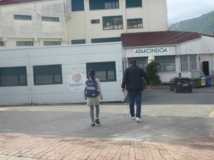 Atakondoako Haur Hezkuntzako guraso talde bat Hezkuntza Departamentuarekin haserre