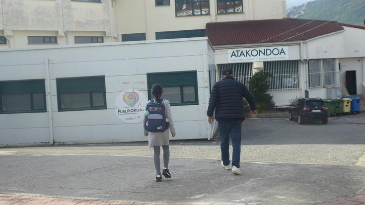 Atakondoako Haur Hezkuntzako guraso talde bat Hezkuntza Departamentuarekin haserre