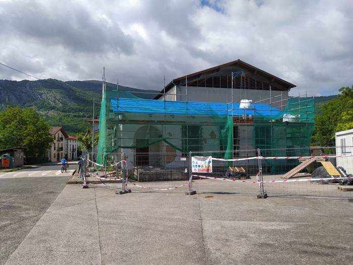 Eskola hartu zuen eraikina berritzen hasi dira