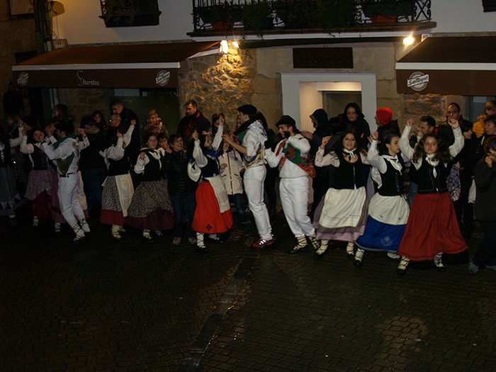 Kintoak zortzikoa dantzatzen - 38