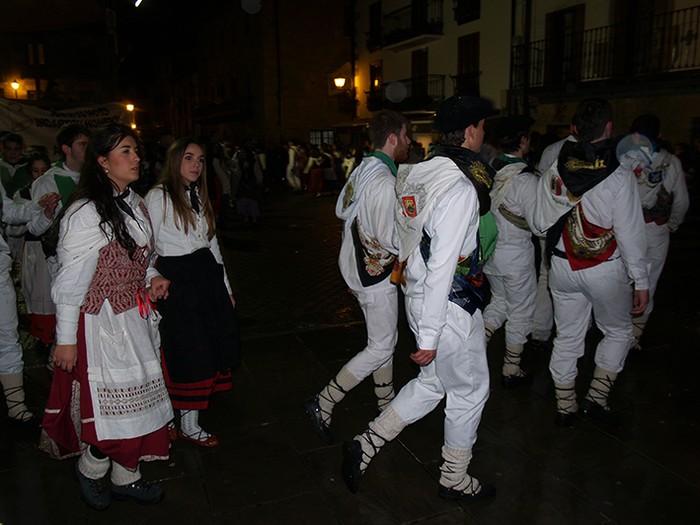 Kintoak zortzikoa dantzatzen - 50