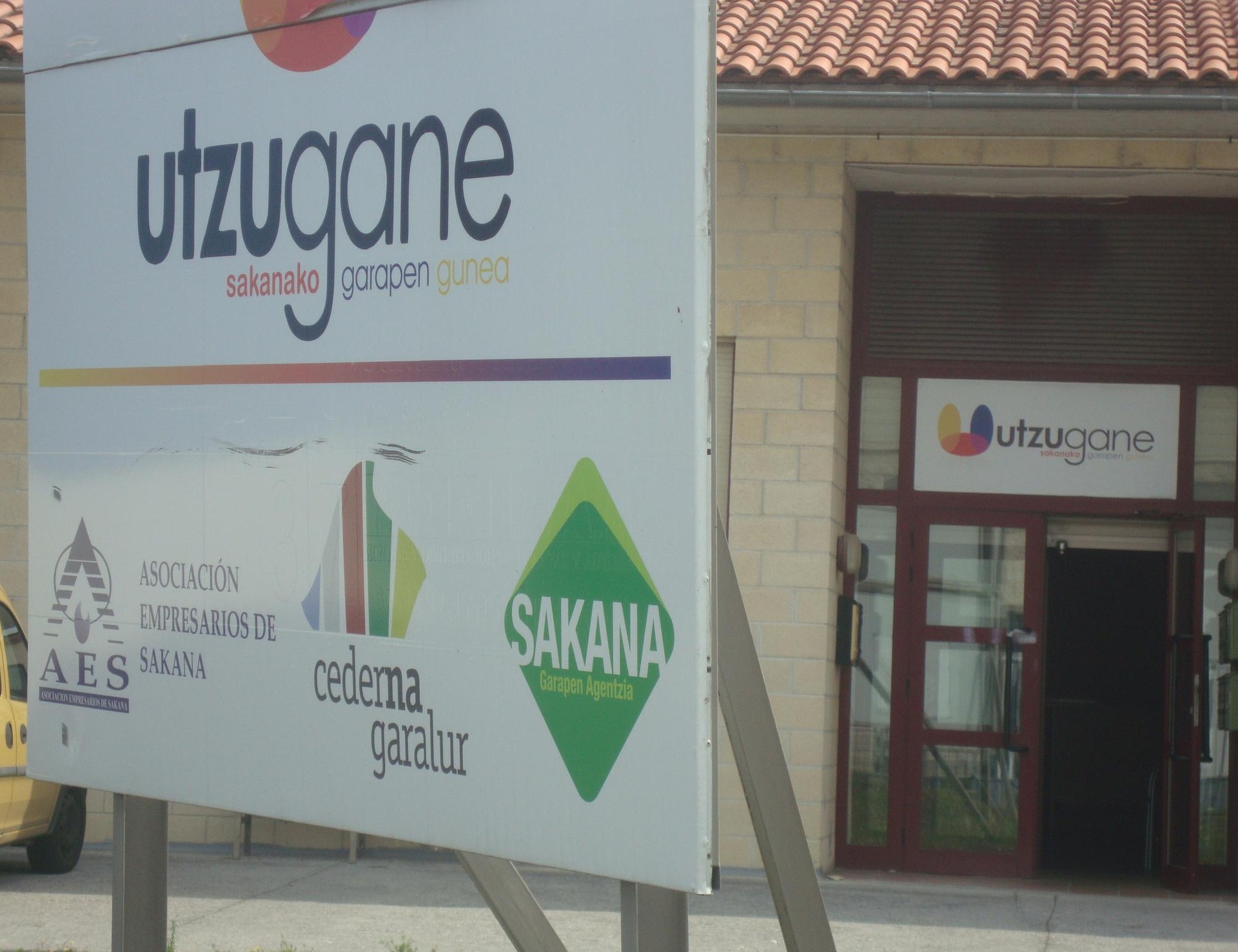 Garapen agentziak proiektuetako teknikari bat kontratatu nahi du