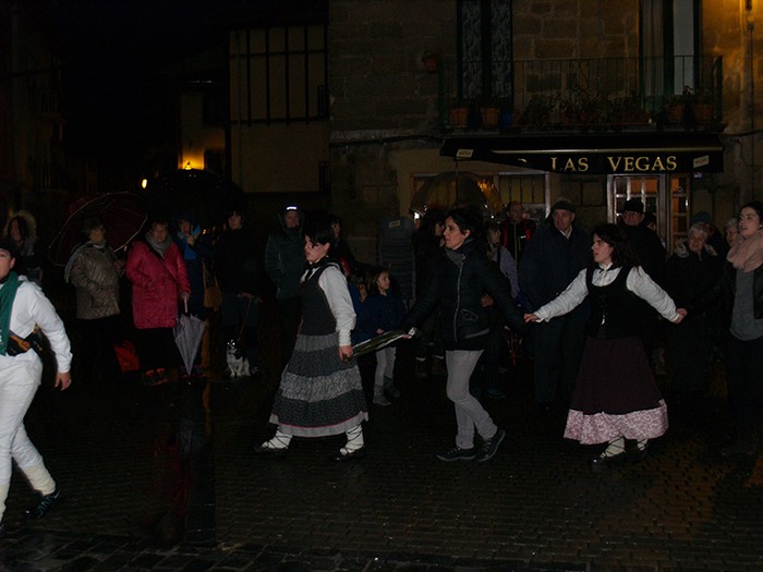 Kintoak zortzikoa dantzatzen - 31