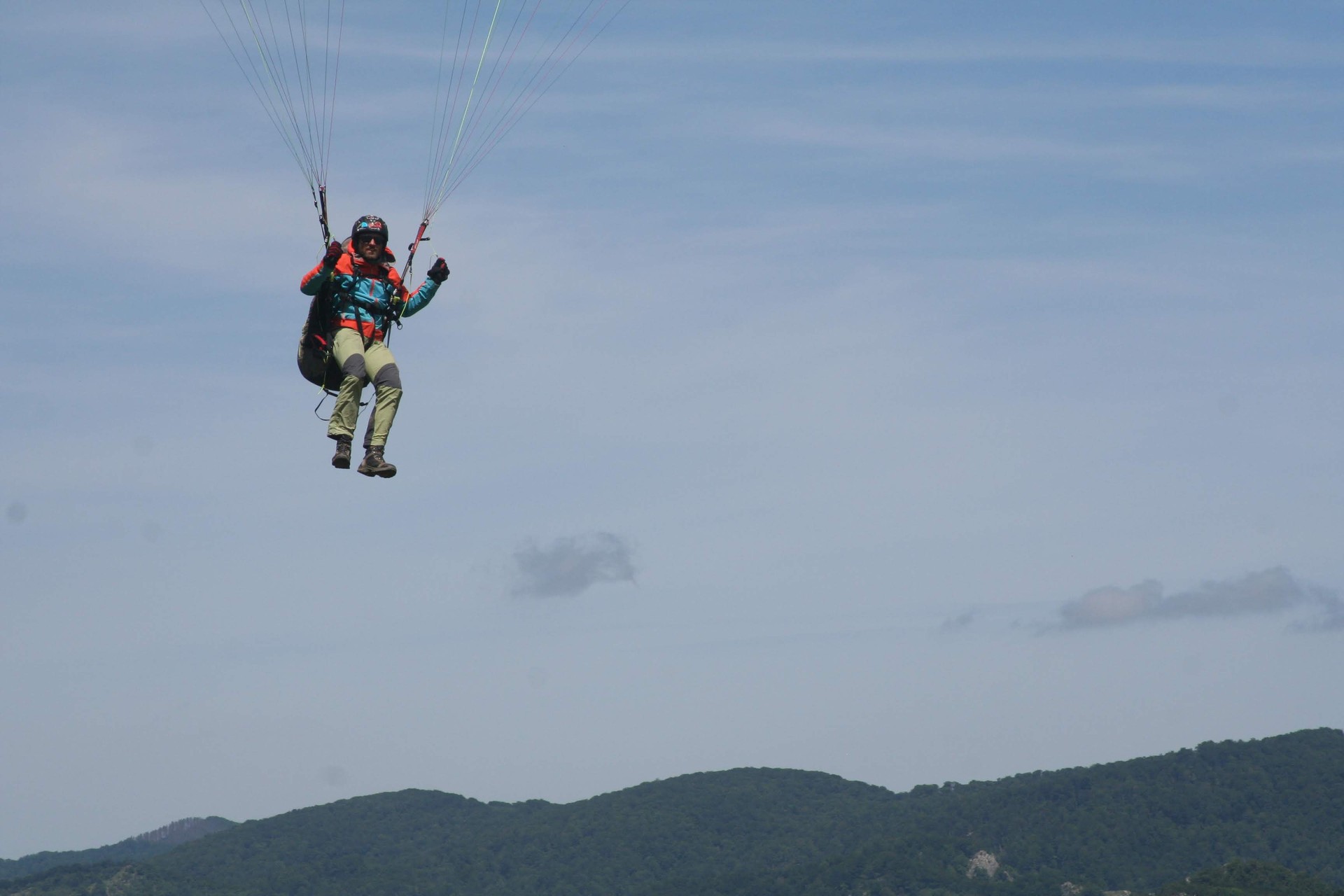 Erorikoaren ondoren, parapentelaria larri