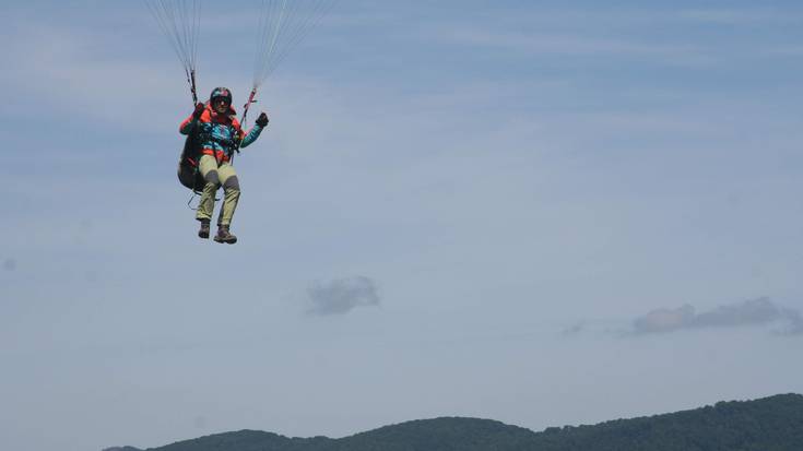 Erorikoaren ondoren, parapentelaria larri